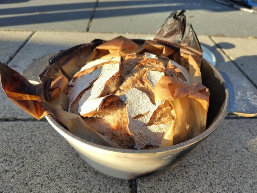 Ein knusprig gebackenes Brot in einem gusseisernen Topf