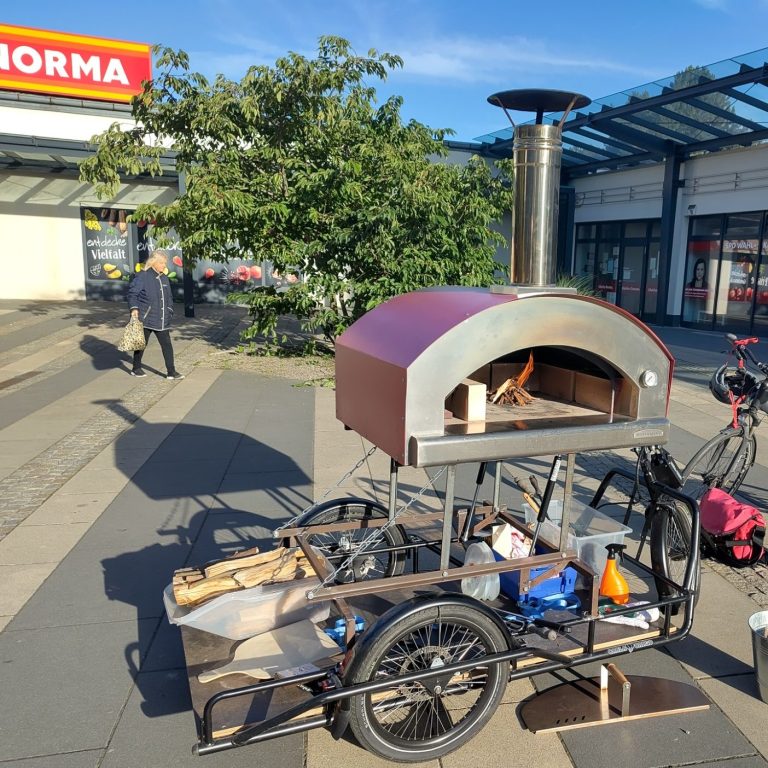 Kiezofen Der Kiezofen auf einem kahlen öffentlichen Platz