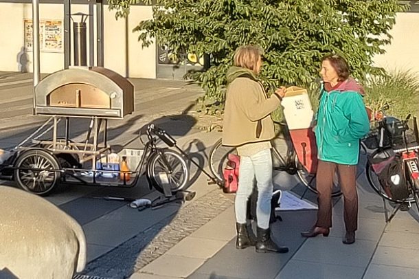 Gemeinschaft Menschen im Gespräch vor dem Kiezofen